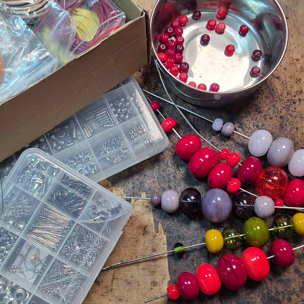 Kompletace skleněných vinutek v konečný bižuterní šperk.